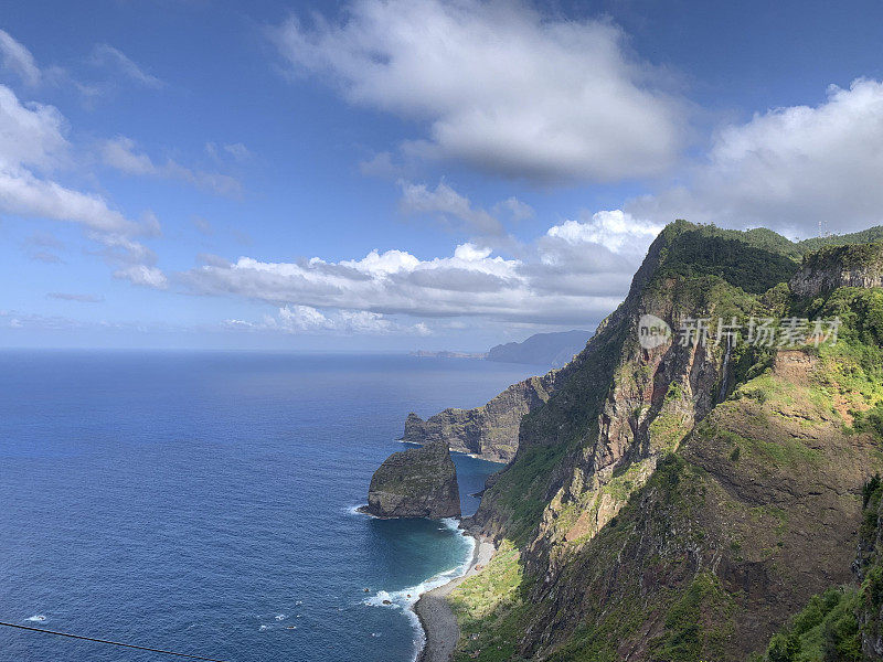 望向Ilhéu da Viúva ou da Rocha do Navio的马德拉海岸线